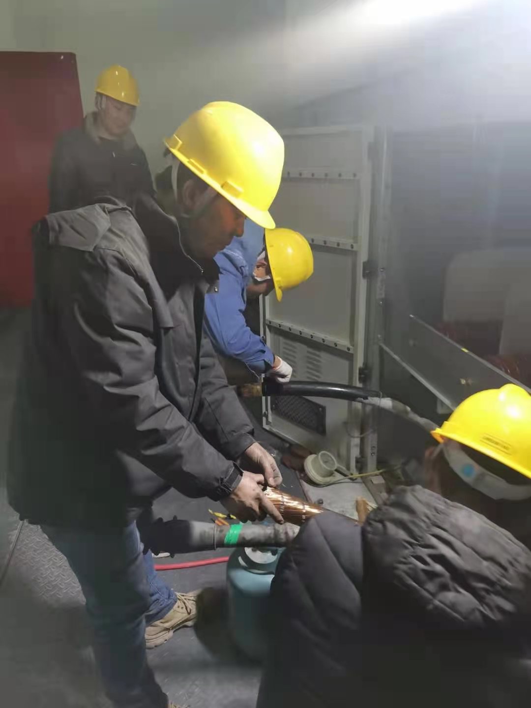 【水发能源】中穆电站连夜抢修只为除夕万家灯火1.jpg